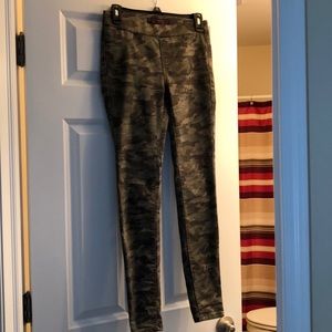 Super cute camo jeggings